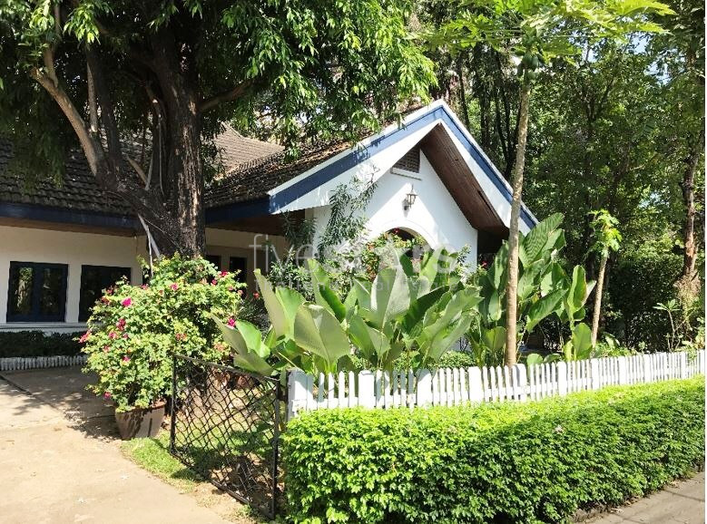à Bangkok, quartier Sukhumvit - Prompong, une maison au style tropical avec 3 chambres et une véranda ouverte