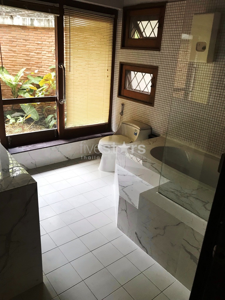 à Bangkok, quartier Sukhumvit - Prompong, une maison au style tropical avec 3 chambres et une véranda ouverte, photo 17