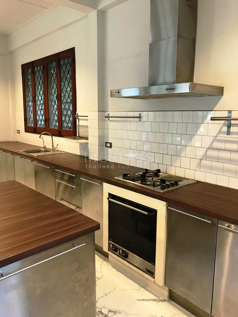 à Bangkok, quartier Sukhumvit - Prompong, une maison au style tropical avec 3 chambres et une véranda ouverte, photo 9