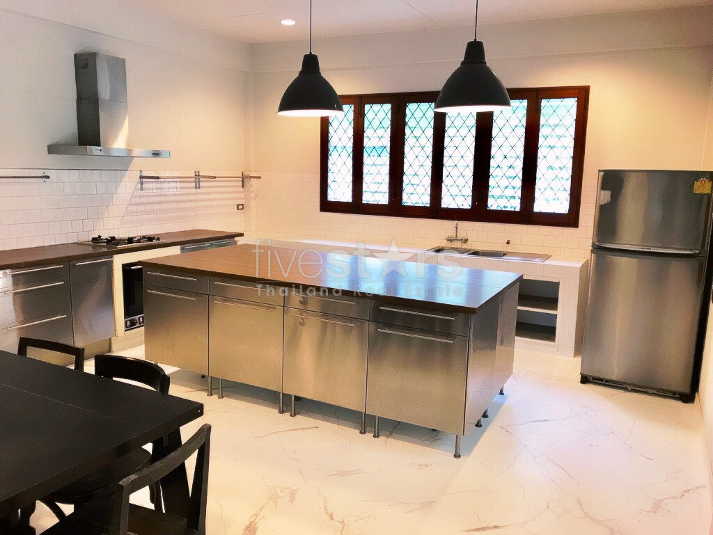 à Bangkok, quartier Sukhumvit - Prompong, une maison au style tropical avec 3 chambres et une véranda ouverte, photo 8