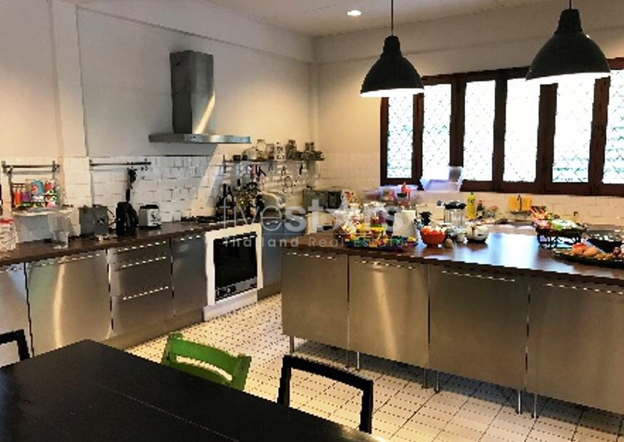 à Bangkok, quartier Sukhumvit - Prompong, une maison au style tropical avec 3 chambres et une véranda ouverte, photo 7