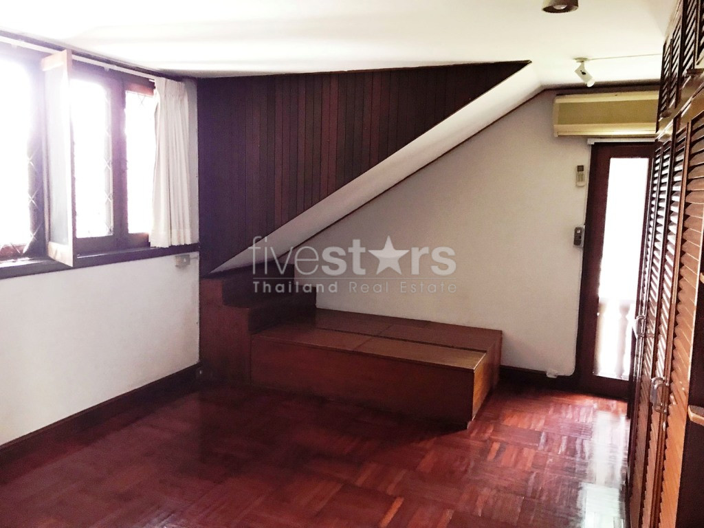 à Bangkok, quartier Sukhumvit - Prompong, une maison au style tropical avec 3 chambres et une véranda ouverte, photo 11