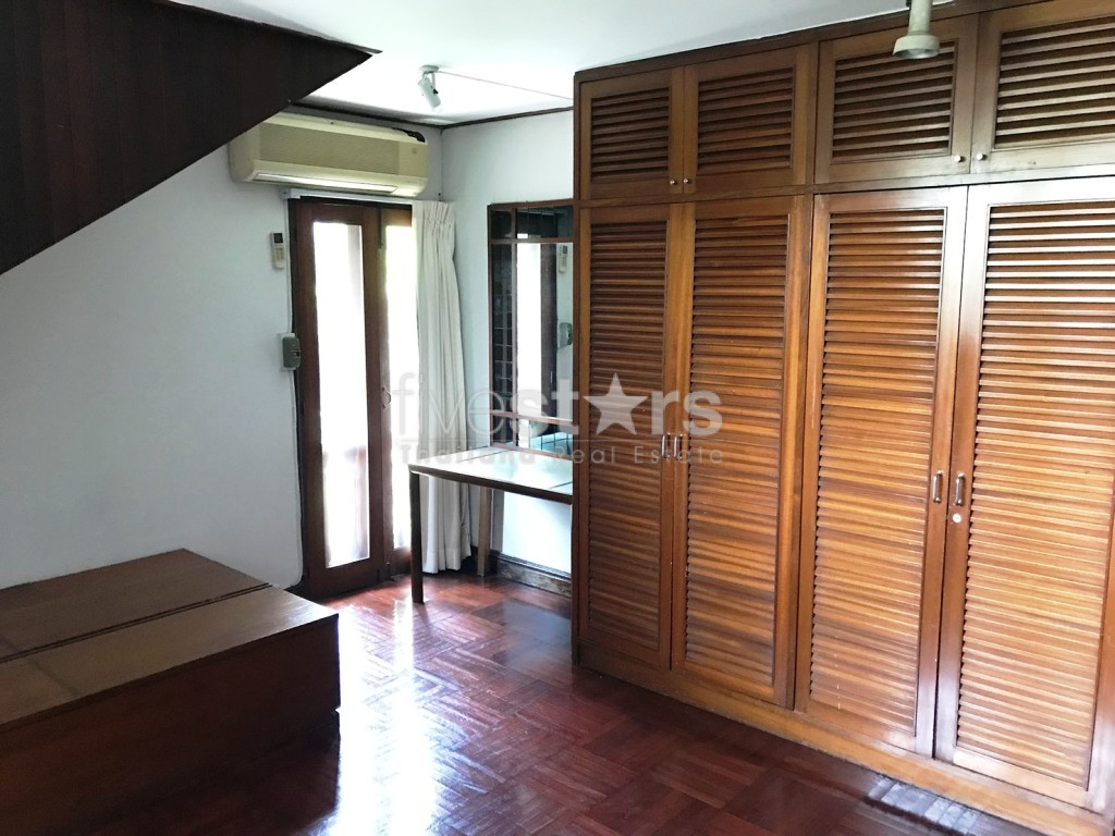 à Bangkok, quartier Sukhumvit - Prompong, une maison au style tropical avec 3 chambres et une véranda ouverte, photo 13