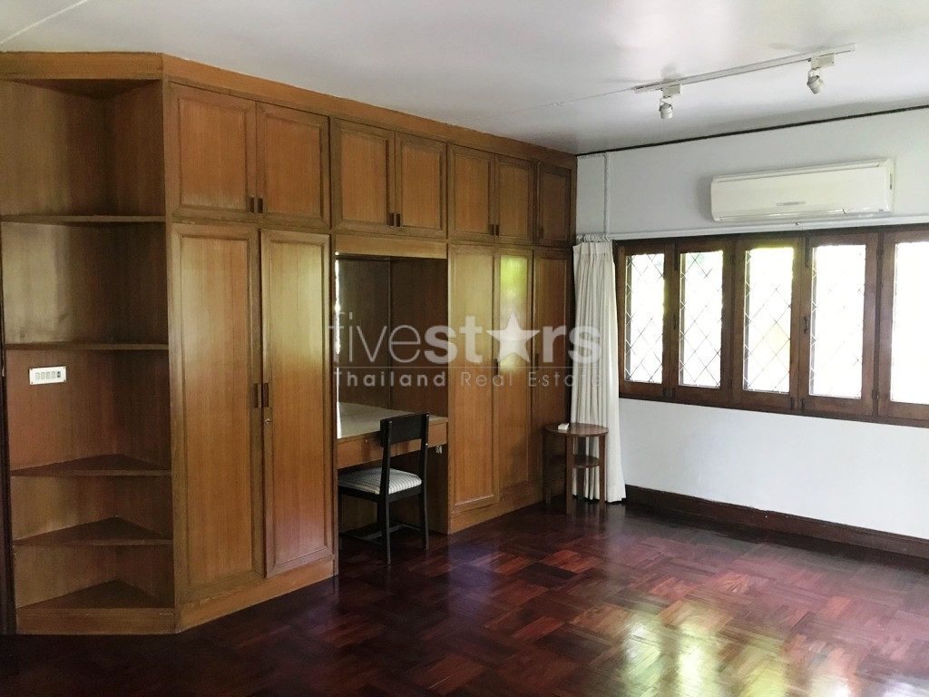 à Bangkok, quartier Sukhumvit - Prompong, une maison au style tropical avec 3 chambres et une véranda ouverte, photo 10