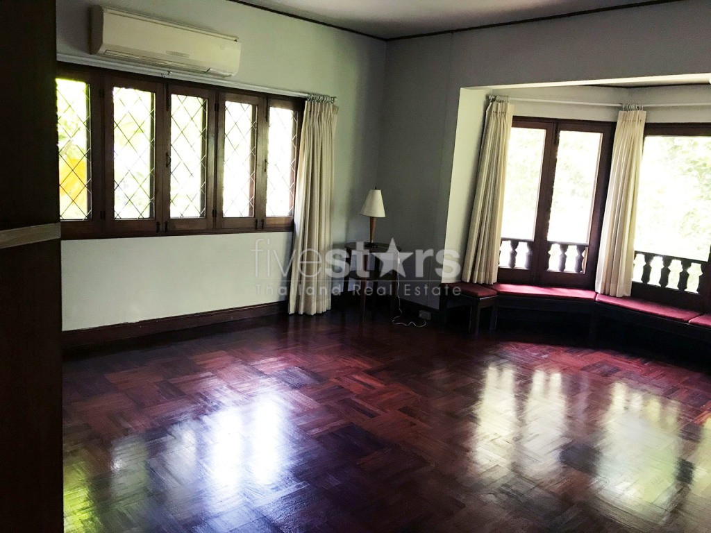 à Bangkok, quartier Sukhumvit - Prompong, une maison au style tropical avec 3 chambres et une véranda ouverte, photo 12