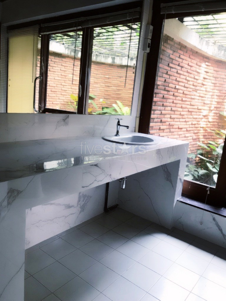 à Bangkok, quartier Sukhumvit - Prompong, une maison au style tropical avec 3 chambres et une véranda ouverte, photo 19