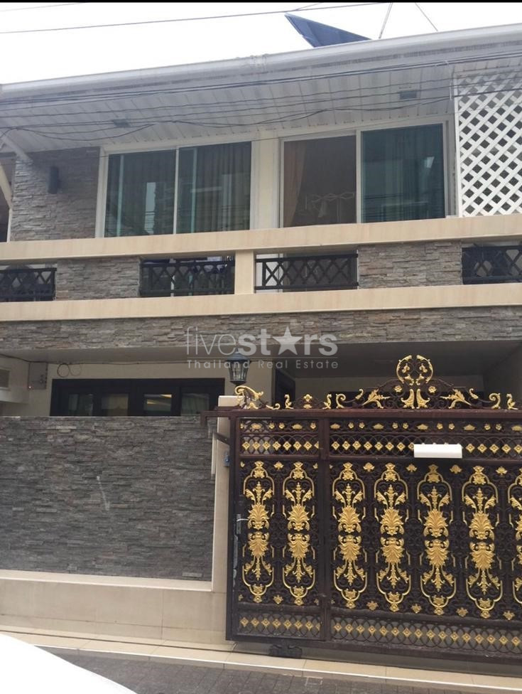 Pet friendly 4 Bedrooms townhouse for rent in Phrompong, photo 2