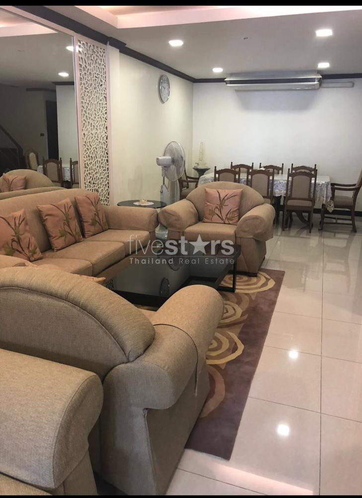 Pet friendly 4 Bedrooms townhouse for rent in Phrompong