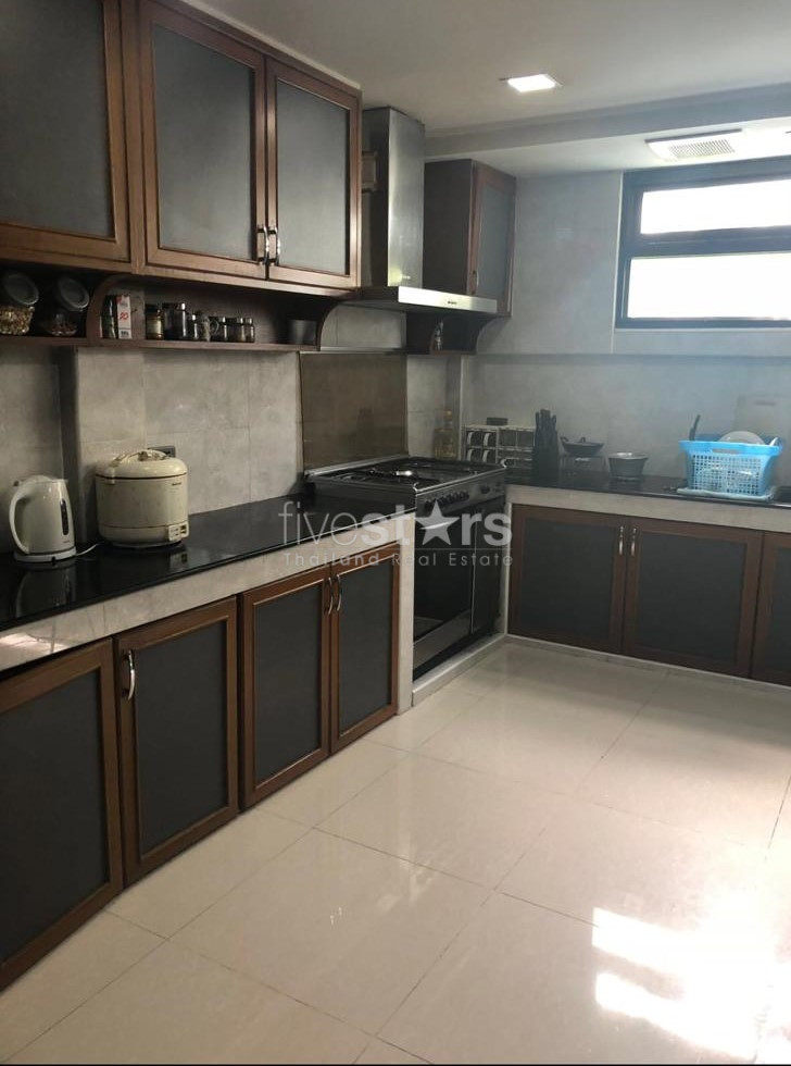 Pet friendly 4 Bedrooms townhouse for rent in Phrompong, photo 4