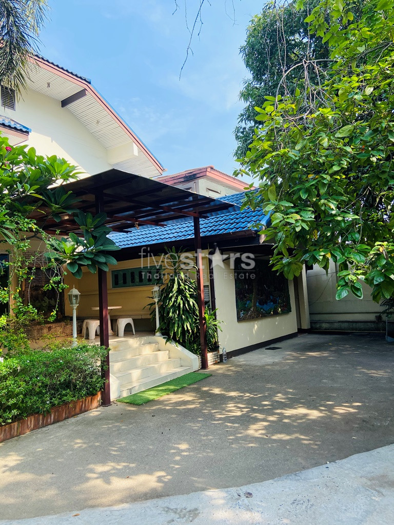 Maison individuelle commerciale piscine privée à louer sur Phrom Phong