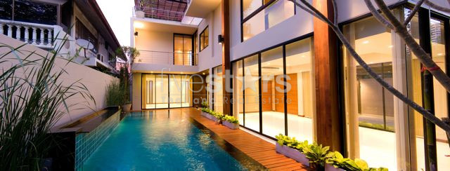 4 bedroom single house with private pool close to the BTS Thonglor station