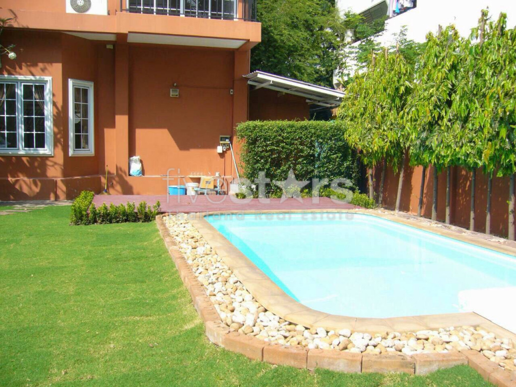 maison non meublée de 5 chambres avec piscine privée et grand jardin située au centre de la région de Phromphong.