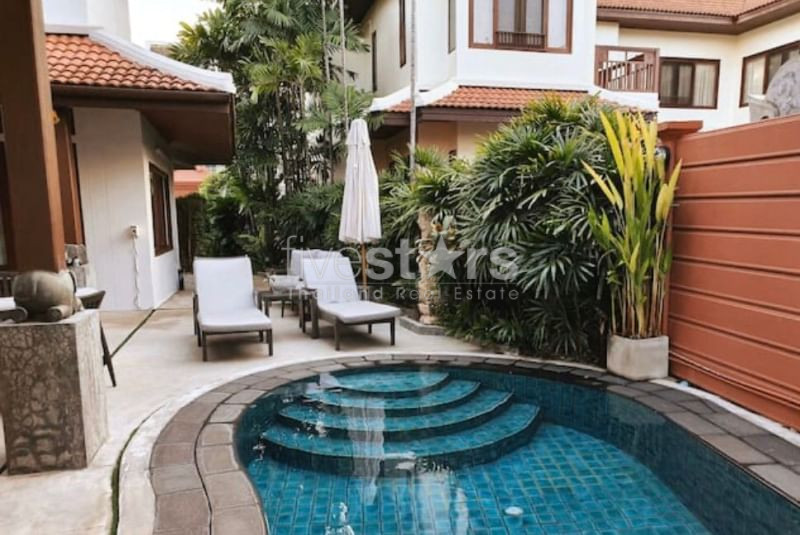 Maison individuelle de 5 chambres avec piscine privée à louer sur Thonglor