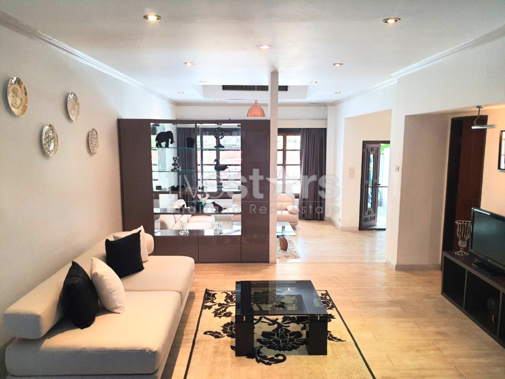 Maison de ville 4 étages à louer proche de Phrom Phong, Sukhumvit 26