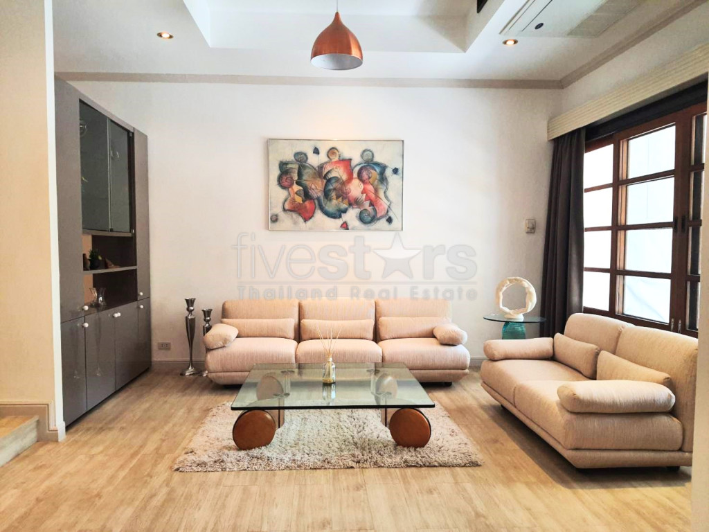 Maison de ville 4 étages à louer proche de Phrom Phong, Sukhumvit 26, photo 2