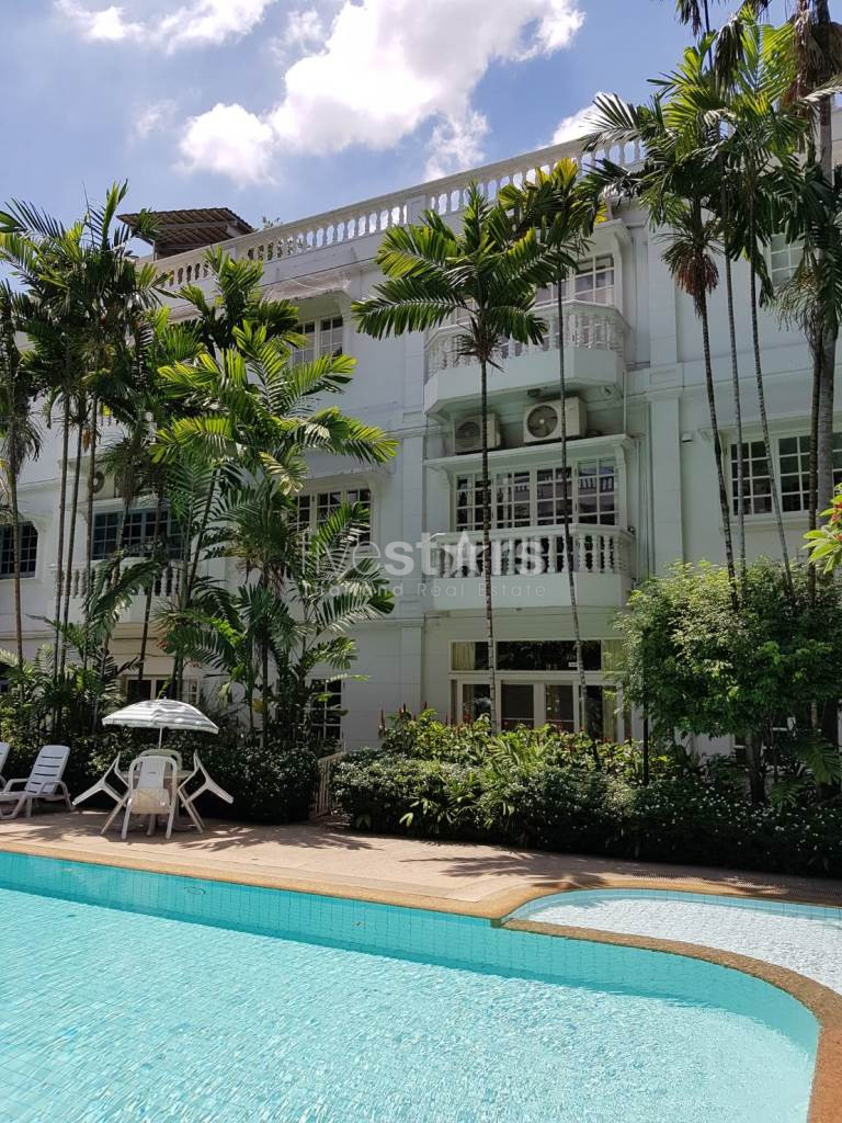 3-bedroom Townhouse in compound for rent on Phrom Phong