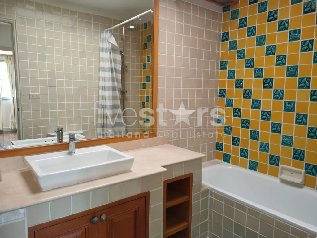 3 bedrooms Thonglor pet friendly townhome in compound share swimming pool, photo 19