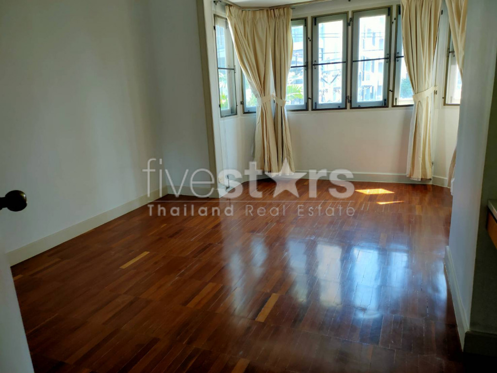 3 bedrooms Thonglor pet friendly townhome in compound share swimming pool, photo 18