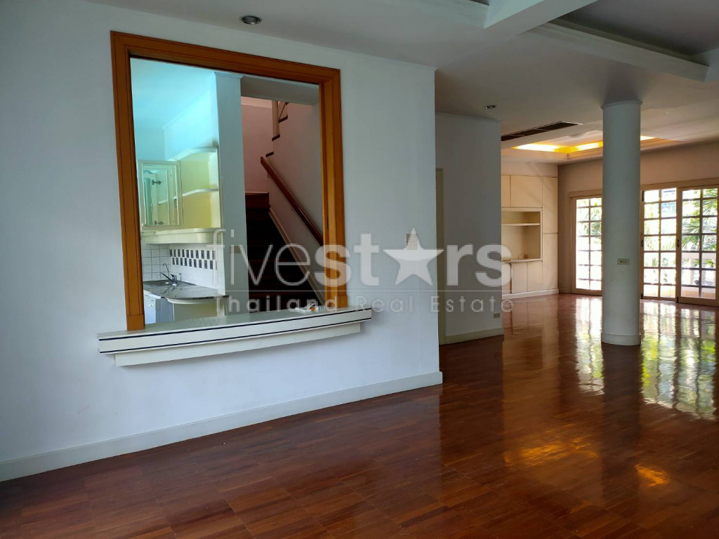 3 bedrooms Thonglor pet friendly townhome in compound share swimming pool, photo 11