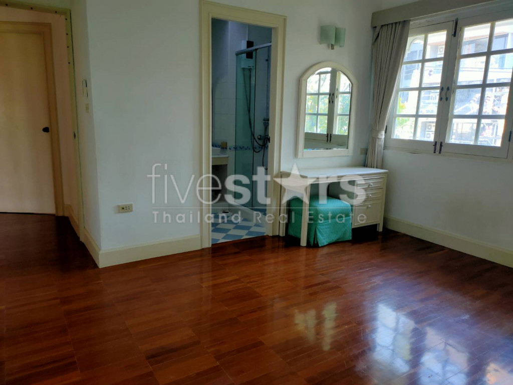 3 bedrooms Thonglor pet friendly townhome in compound share swimming pool, photo 17