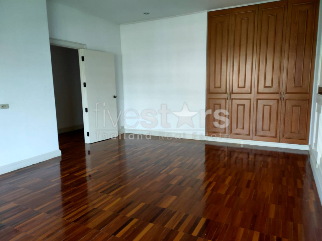 3 bedrooms Thonglor pet friendly townhome in compound share swimming pool, photo 13