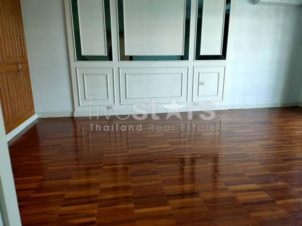 3 bedrooms Thonglor pet friendly townhome in compound share swimming pool, photo 12