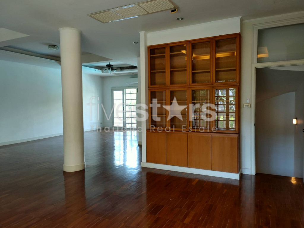 3 bedrooms Thonglor pet friendly townhome in compound share swimming pool, photo 8