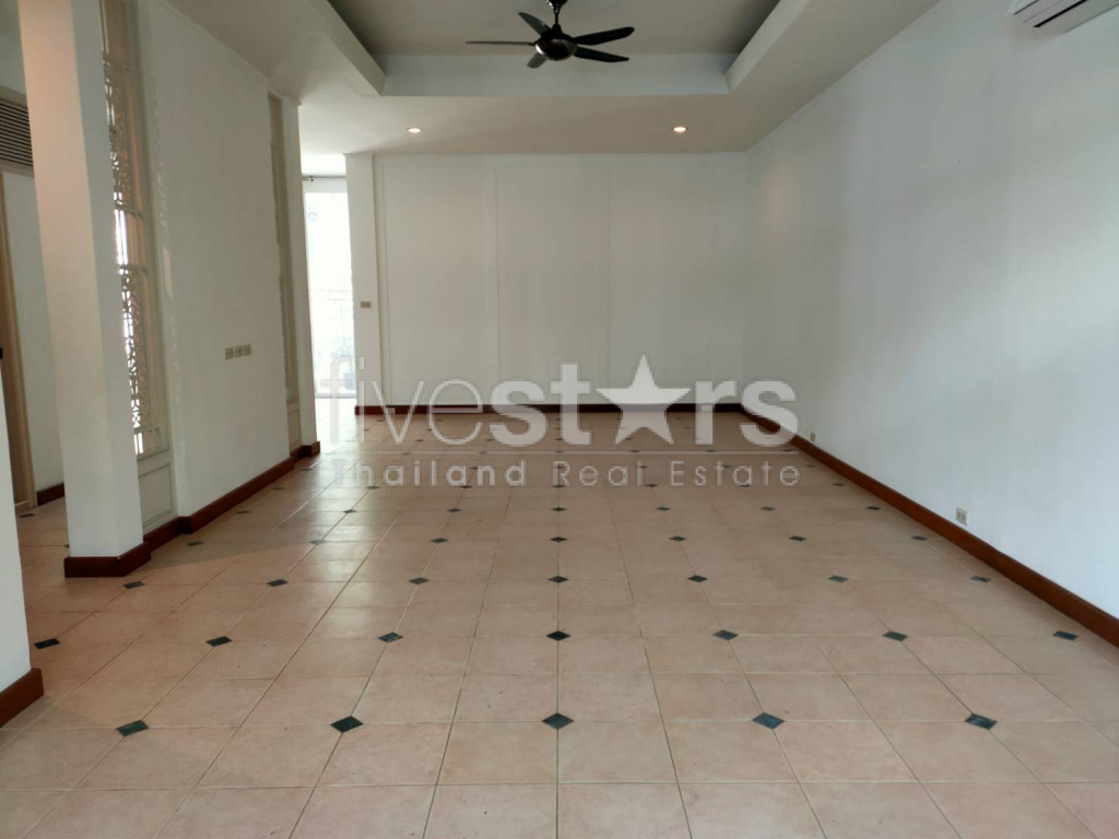 3 bedrooms Thonglor pet friendly townhome in compound share swimming pool, photo 4