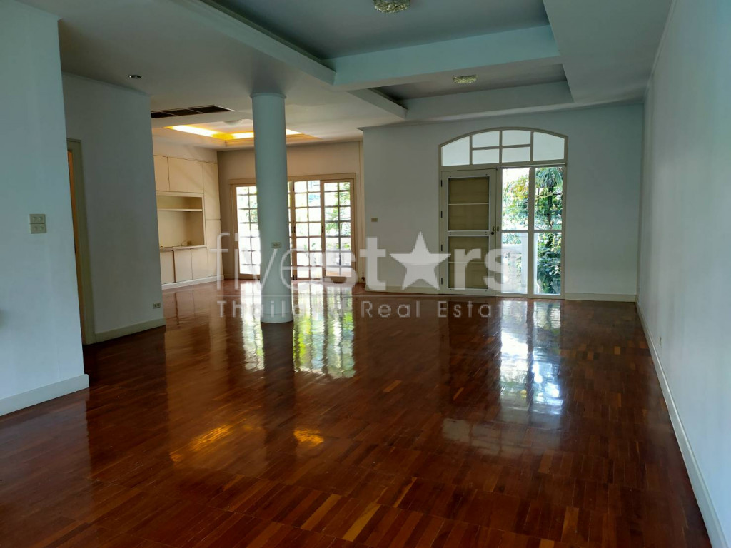 3 bedrooms Thonglor pet friendly townhome in compound share swimming pool, photo 10