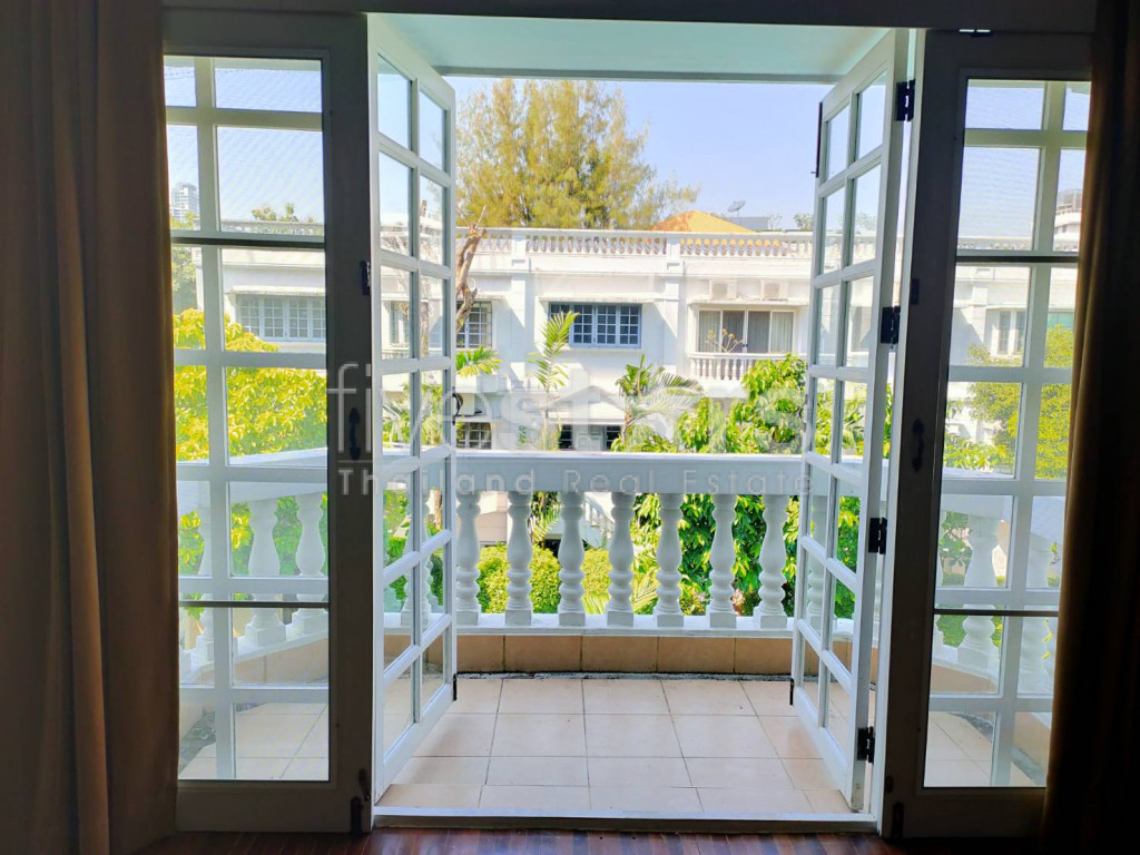 3 bedrooms Thonglor pet friendly townhome in compound share swimming pool