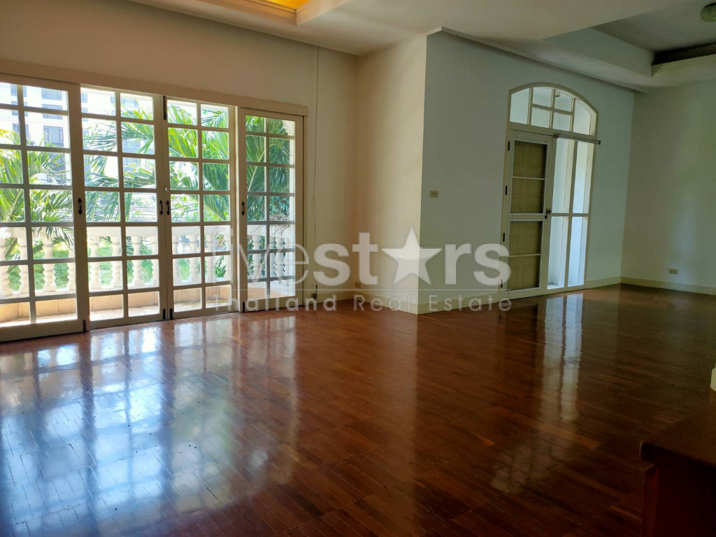 3 bedrooms Thonglor pet friendly townhome in compound share swimming pool, photo 9
