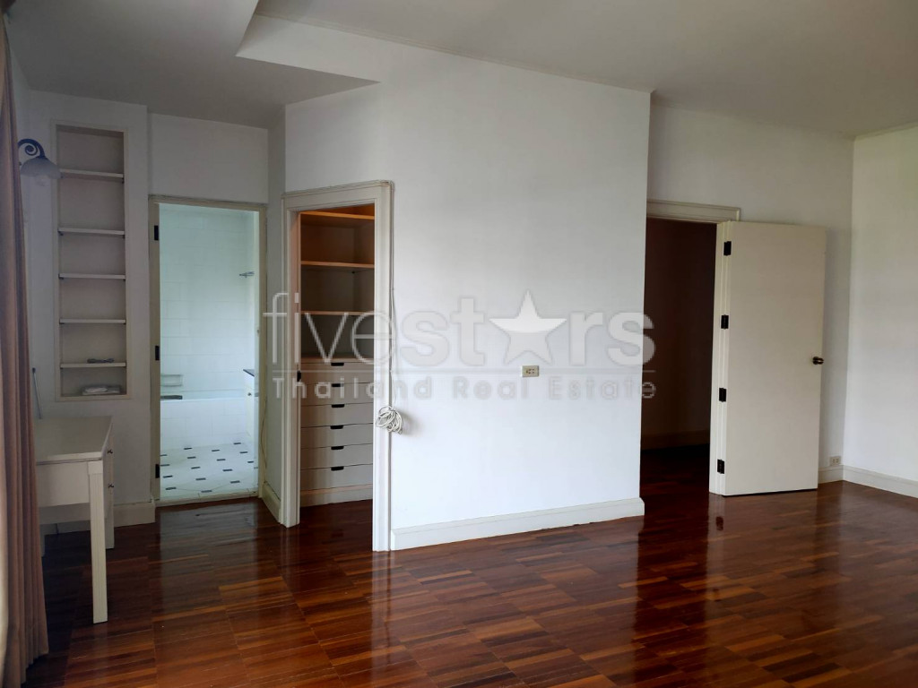 3 bedrooms Thonglor pet friendly townhome in compound share swimming pool, photo 14
