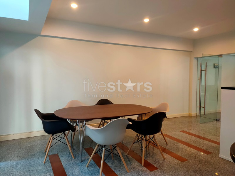 For rent townhouse 3 bedrooms near the park and BTS Phromphong, photo 6