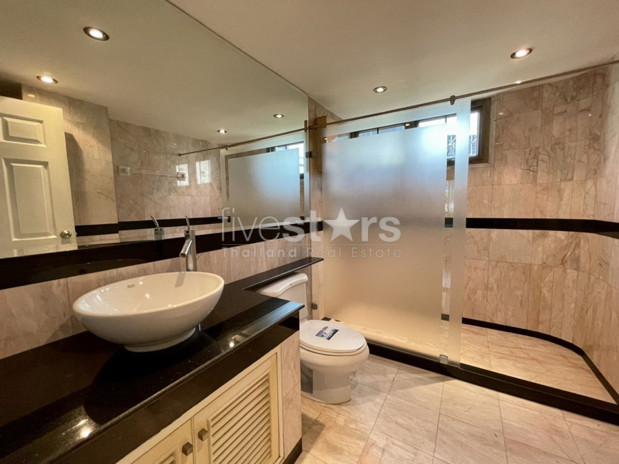 Large 3 bedrooms condo for rent near BTS Ploenchit, photo 9
