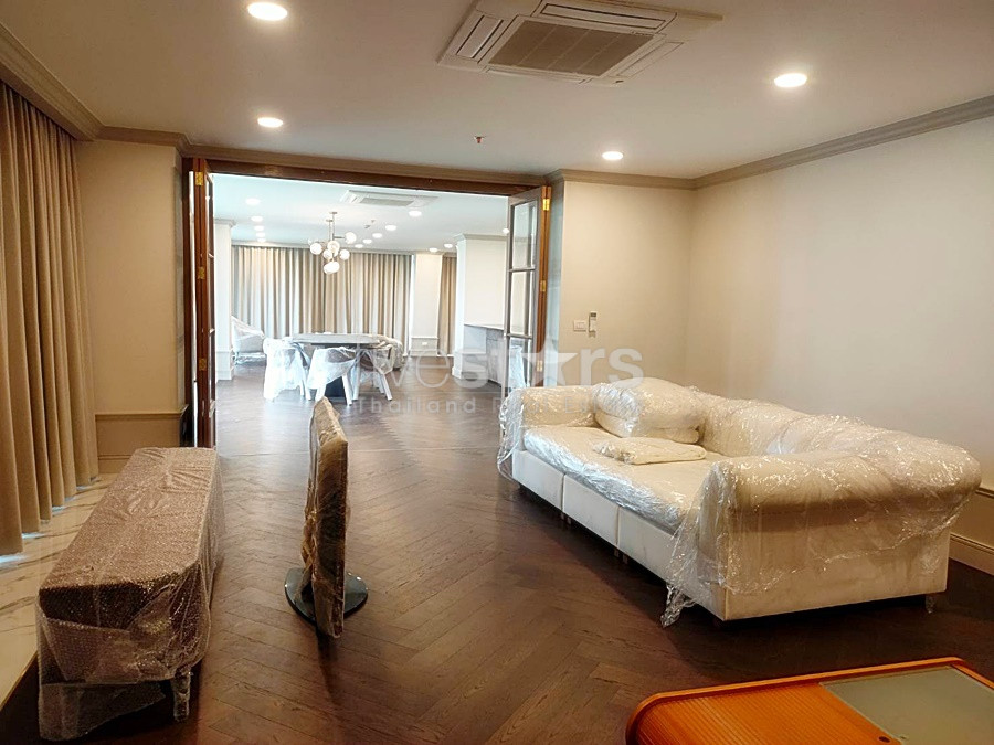 Spacious renovated condo penthouse 3 bedrooms for rent near BTS Chidlom
