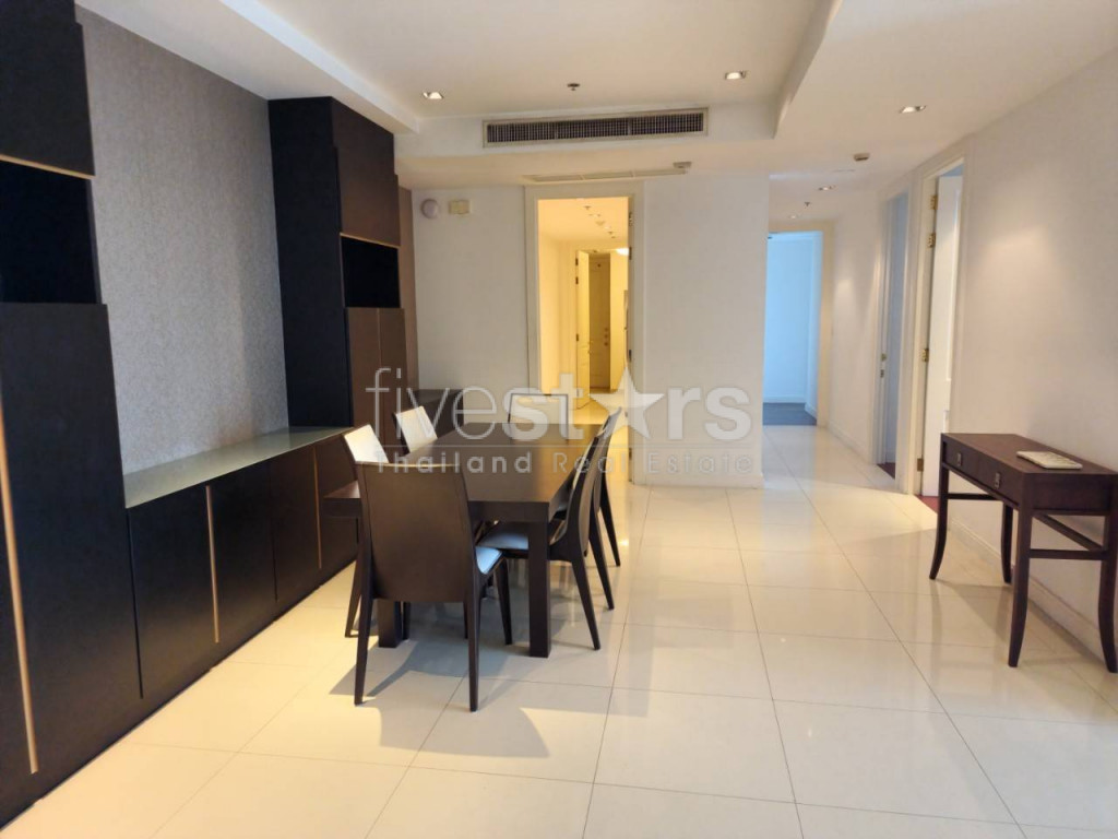 Condo de 3 chambres à louer près de la station Phloen Chit BTS