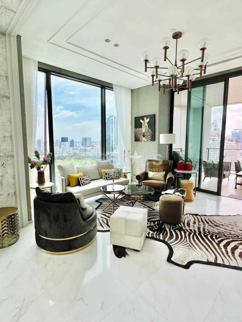 Appartement de luxe de 4 chambres à louer à Ploenchit