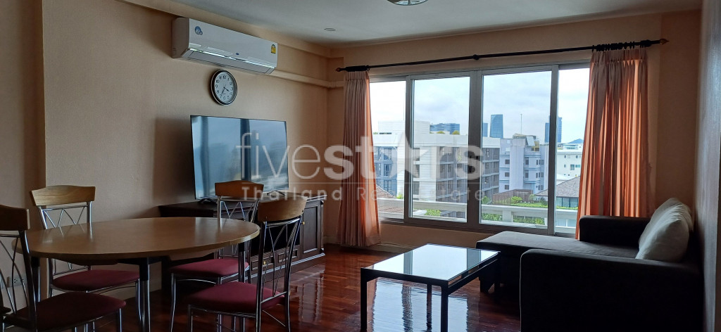 Grand condo de 2 chambres à vendre sur Ploenchit