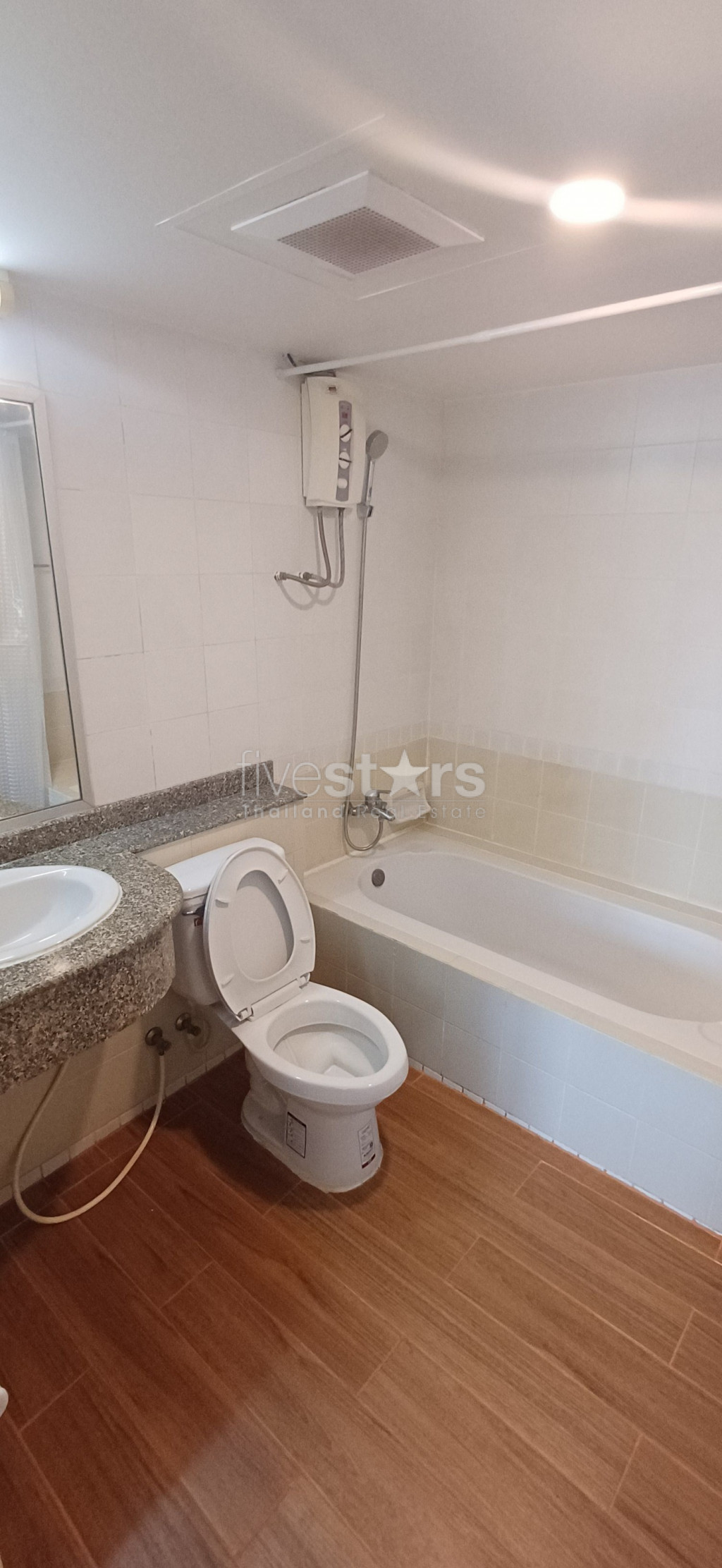 Grand condo de 2 chambres à vendre sur Ploenchit, photo 6