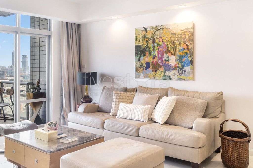 Condominium cosy de 3 chambres à louer à Ploenchit.