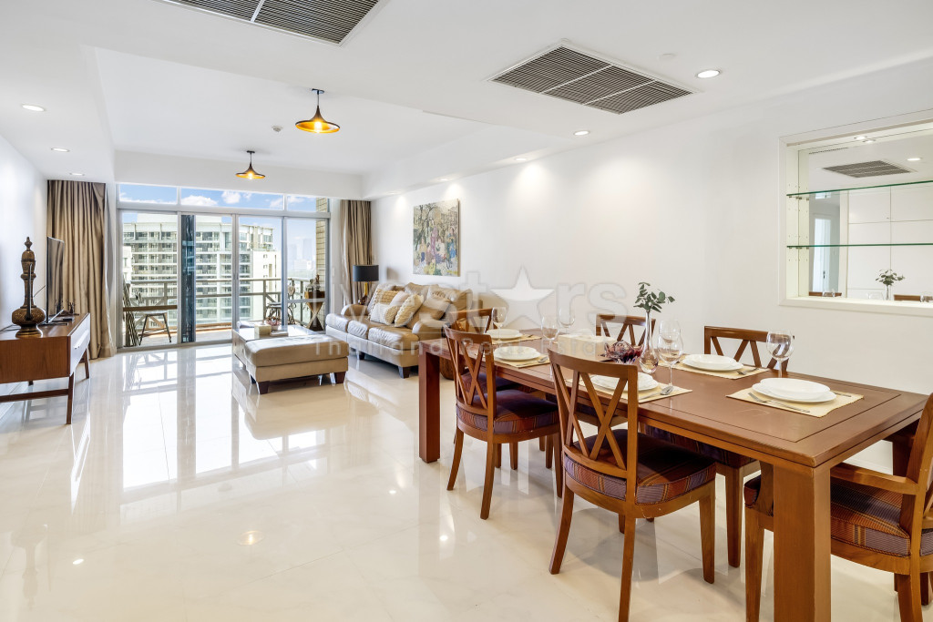 Condominium cosy de 3 chambres à louer à Ploenchit., photo 3