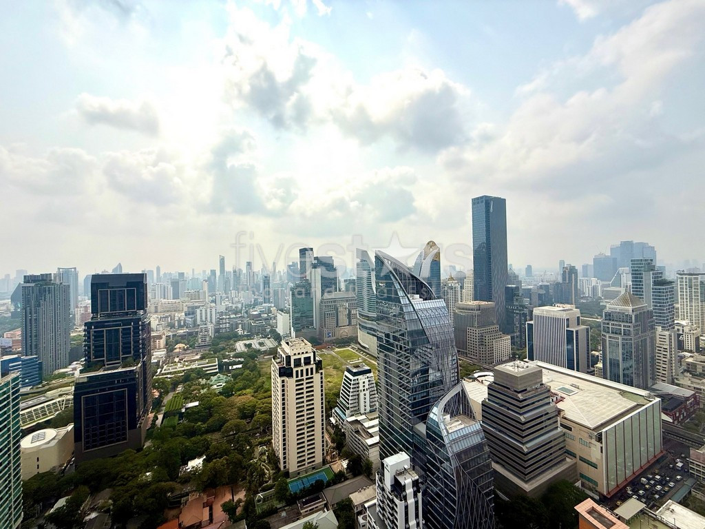Appartement de standing de 2 chambres à 400m du BTS Chidlom!