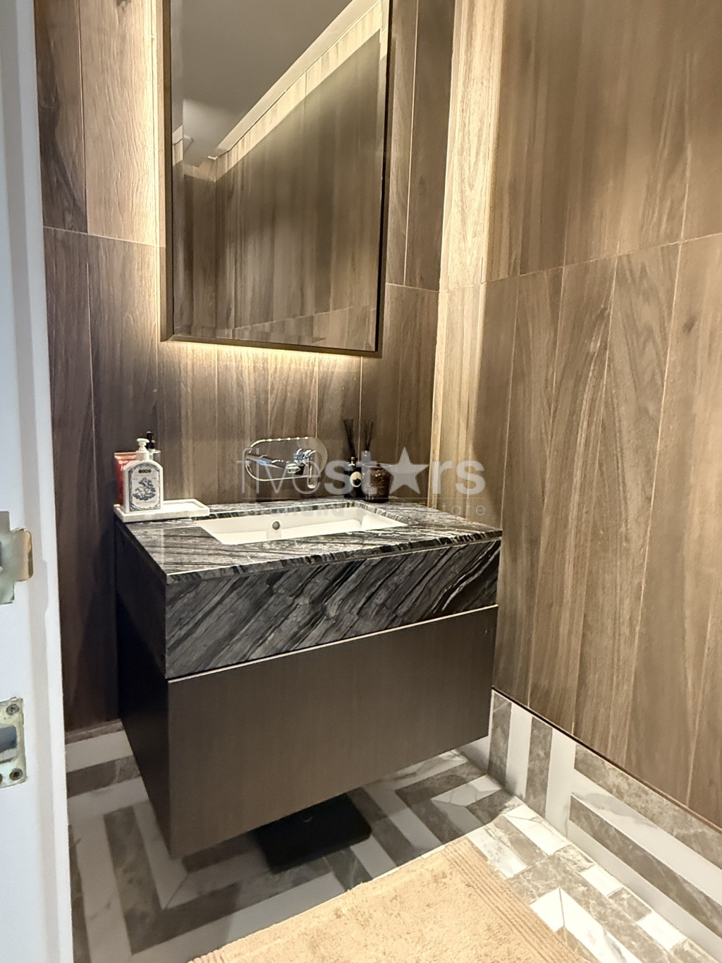 Grand condominium moderne et luxueux à louer sur Ploenchit., photo 11