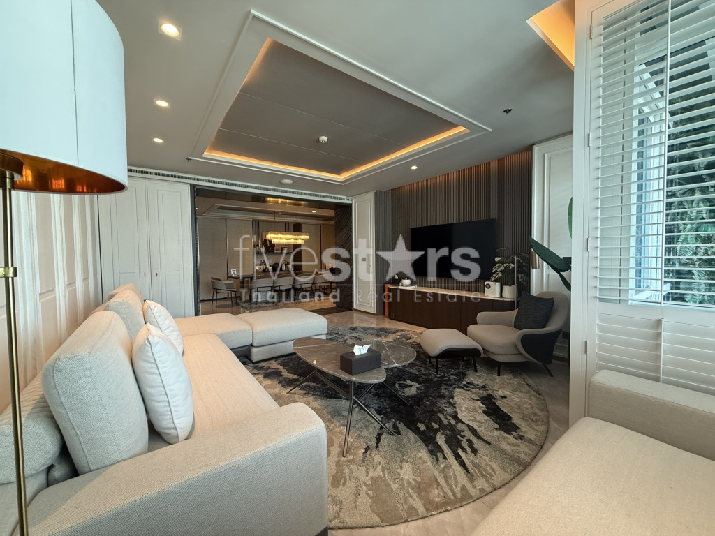 Grand condominium moderne et luxueux à louer sur Ploenchit.