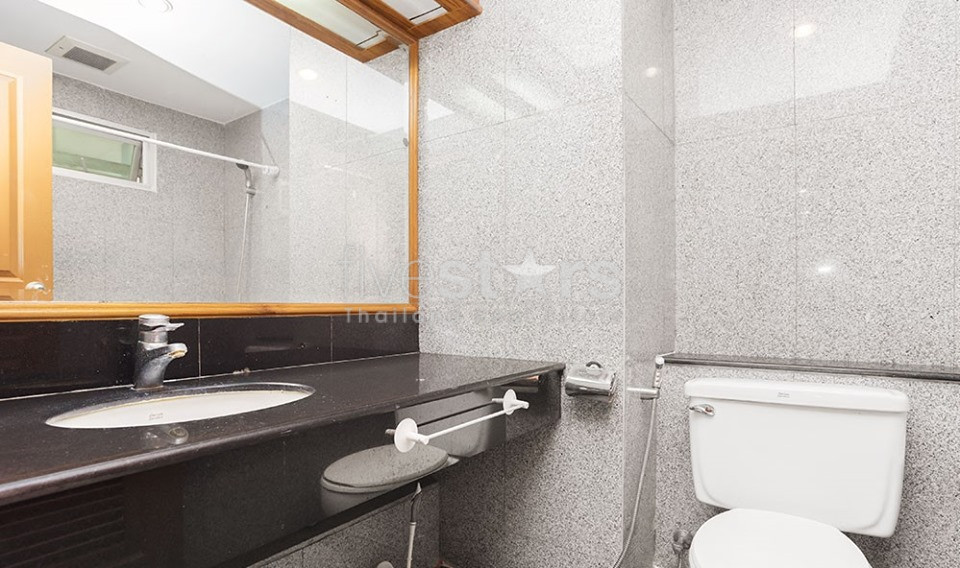 2 bedroom condo for sale on Langsuan, photo 14