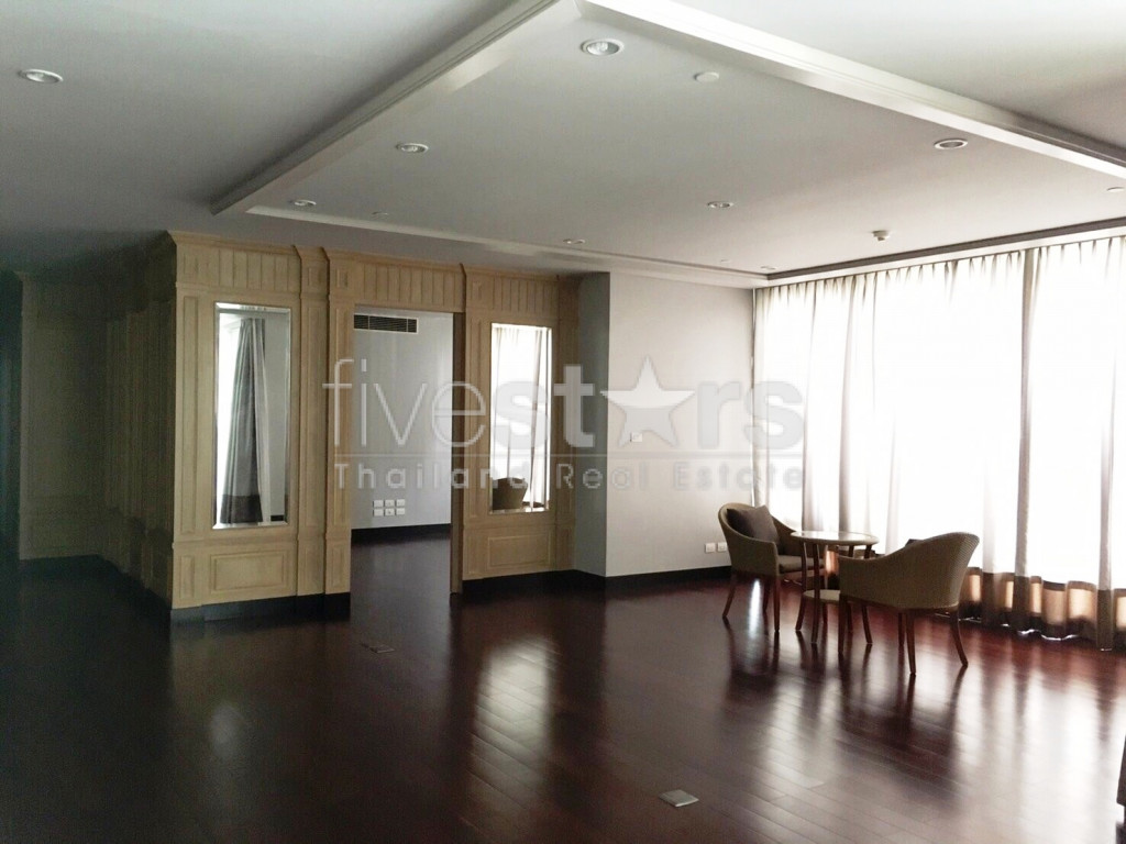 Large 3 bedrooms condo for rent near BTS Chidlom, photo 2