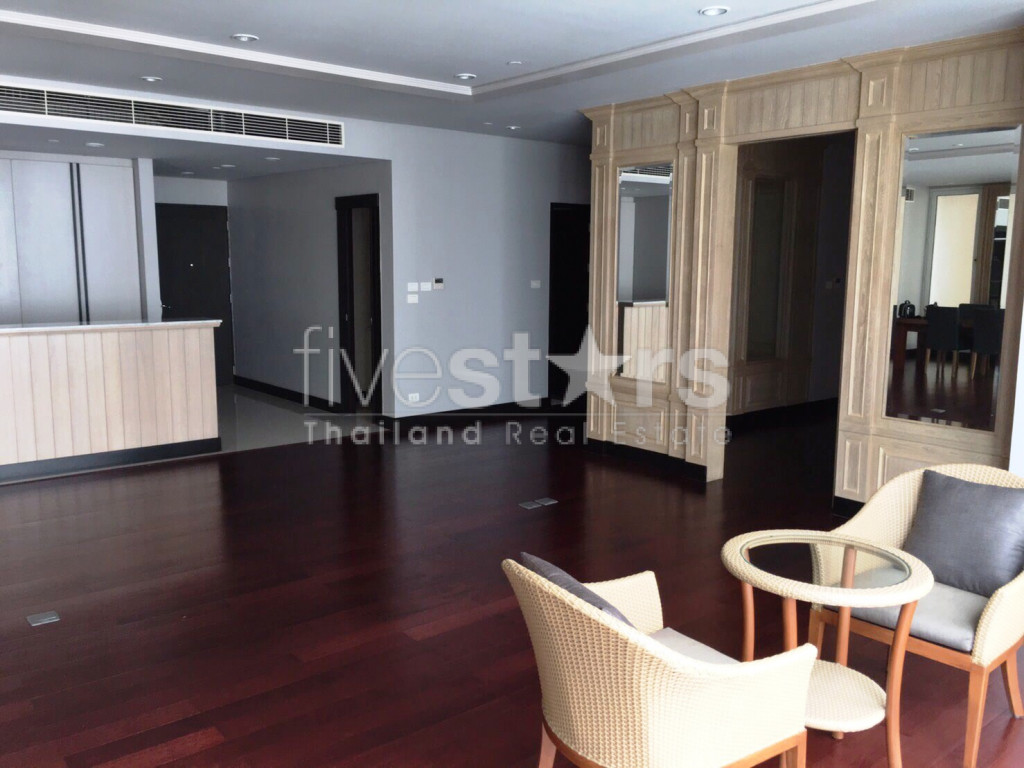 Large 3 bedrooms condo for rent near BTS Chidlom