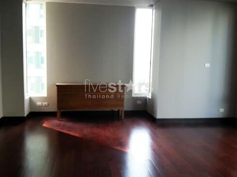 Large 3 bedrooms condo for rent near BTS Chidlom, photo 5