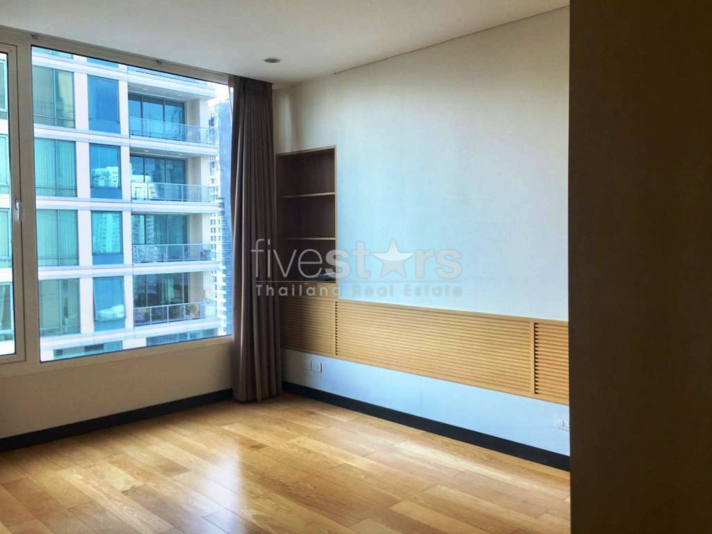 Large 3 bedrooms condo for rent near BTS Chidlom, photo 3