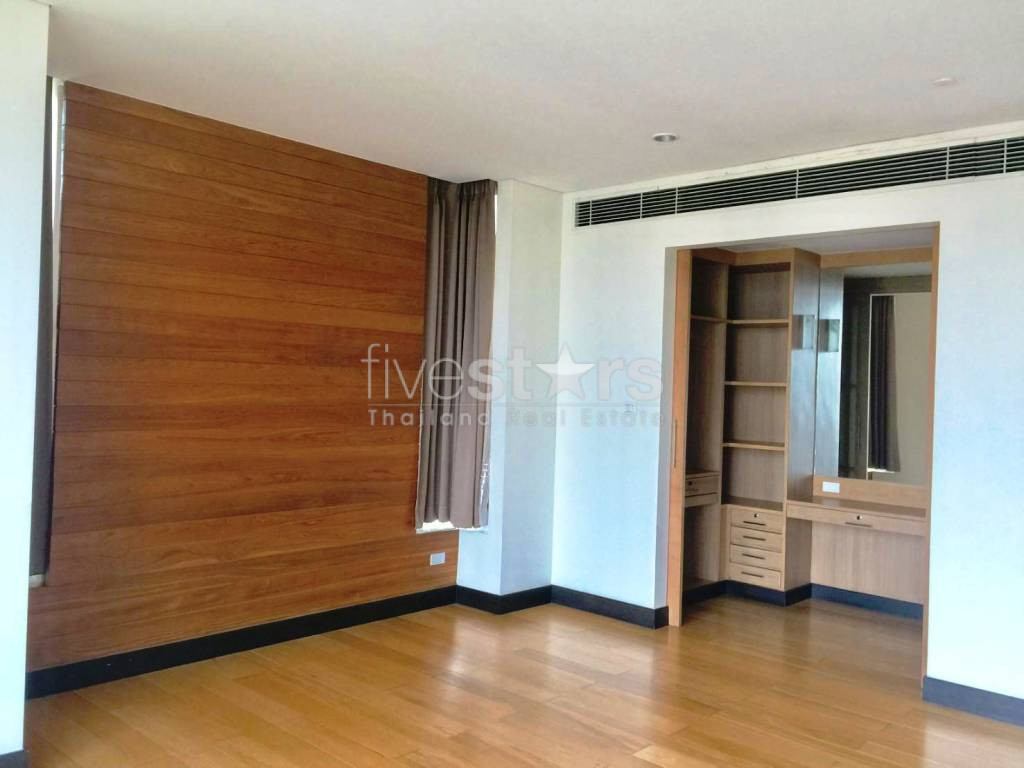 Large 3 bedrooms condo for rent near BTS Chidlom